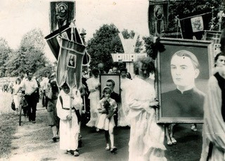 A földi maradványait Bilkére átvivő körmenet