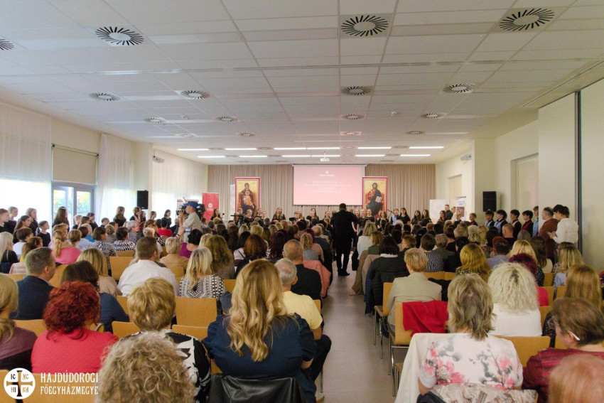 Az eseményen a Lautitia Gyermekkar énekelt, Nemes József karnagy vezetésével.