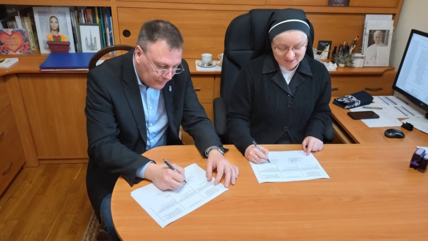 Aurelia Patrzyk nővér és Gaál Richárd aláírják az együttműködési megállapodást