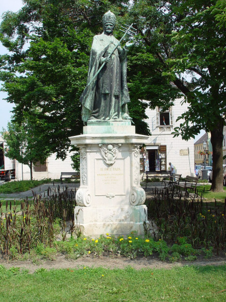 XI. Ince pápa szobra a budai Várban