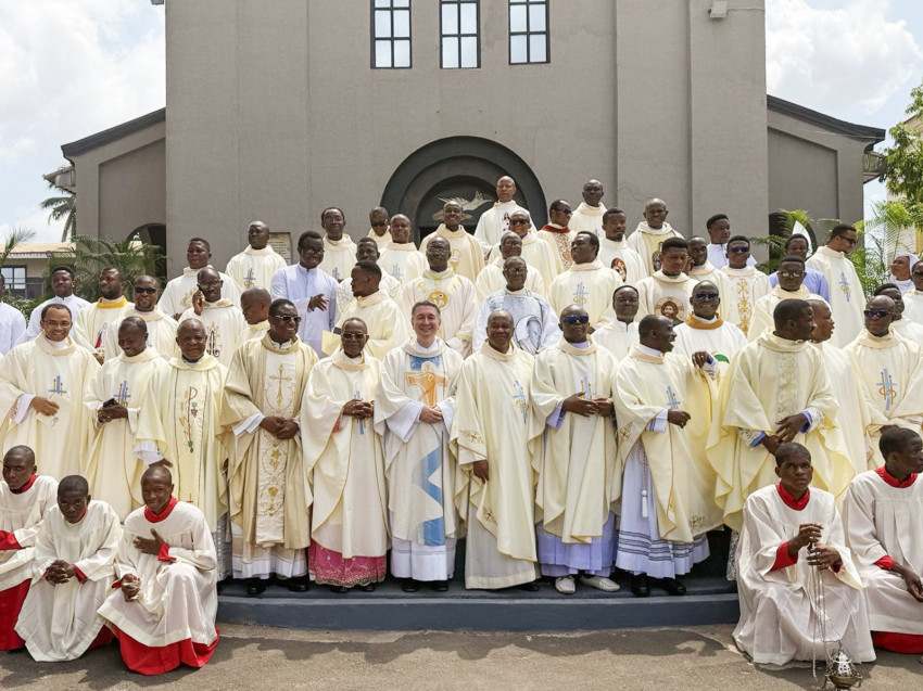Onitshai paptestvérek gyűrűjében