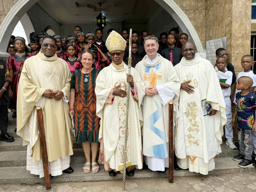 Okeke érsekkel, Basil és Izunna atyával