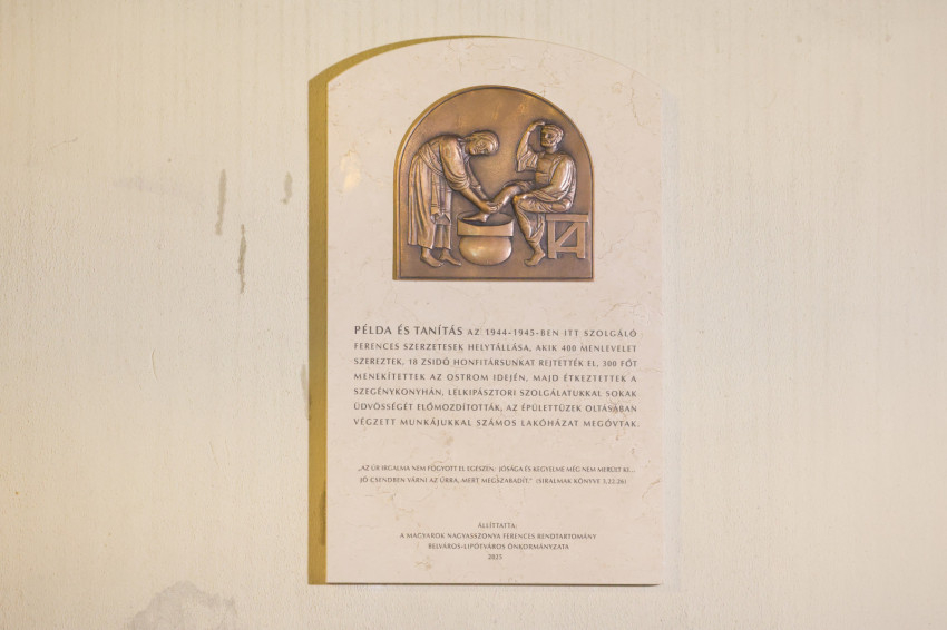 Emléktábla a II. világháború idején zsidókat mentő és a fővárost védő ferences közösség tiszteletére