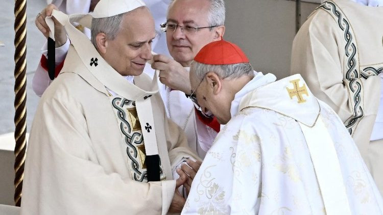 XIV. Leó pápa megkapja a palliumot 2025. május 18-án 