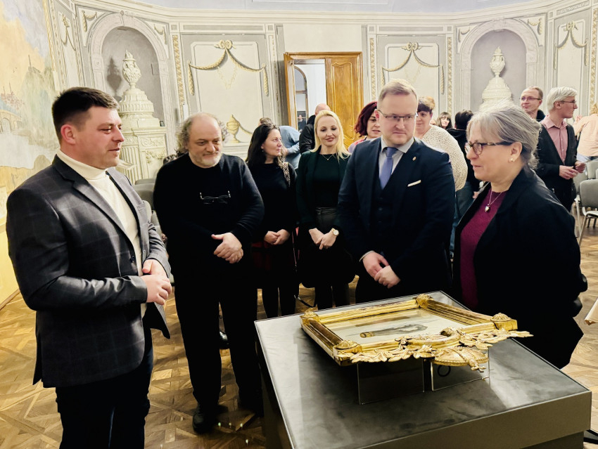 Tóth Zsuzsanna főrestaurátor bemutatja az ereklyét 