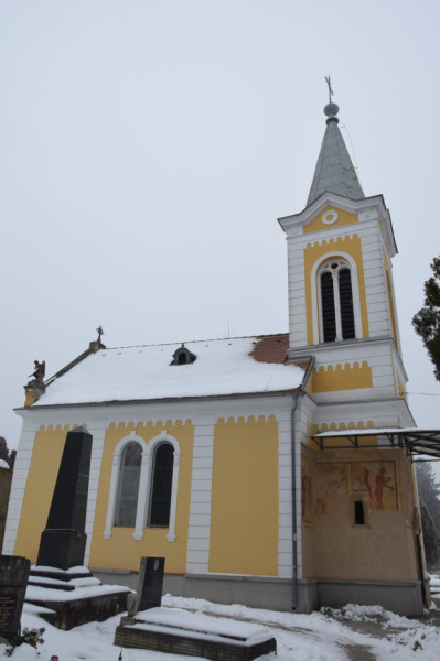 A temetőkápolna délkeletről, a hajó keleti falán és a szentély déli és keleti falán restaurált középkori falképekkel (Fotó: Simon Anna, 2026)