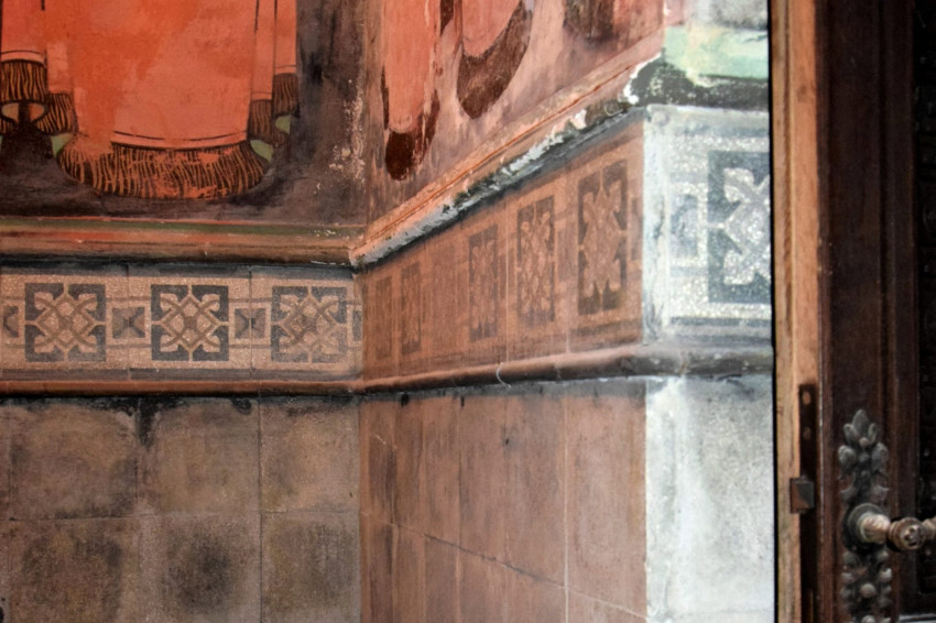 A sírkápolna cementlapos falburkolata (Fotó: Simon Anna, 2026)