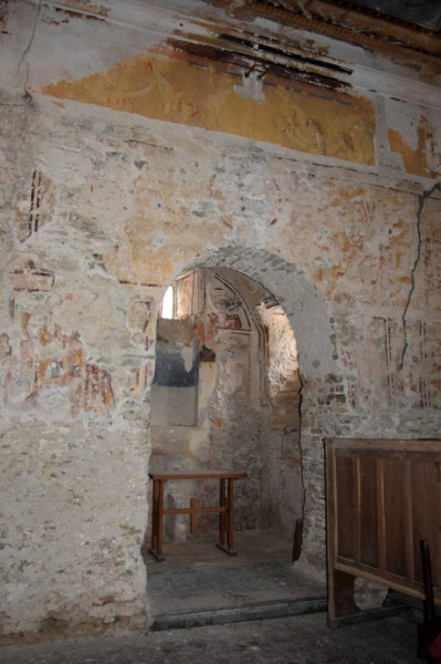 A szentély homlokfala az alacsony középkori diadalívvel és a feltárt középkori- és 20. század eleji falképekkel (Fotó: Simon Anna, 2026)