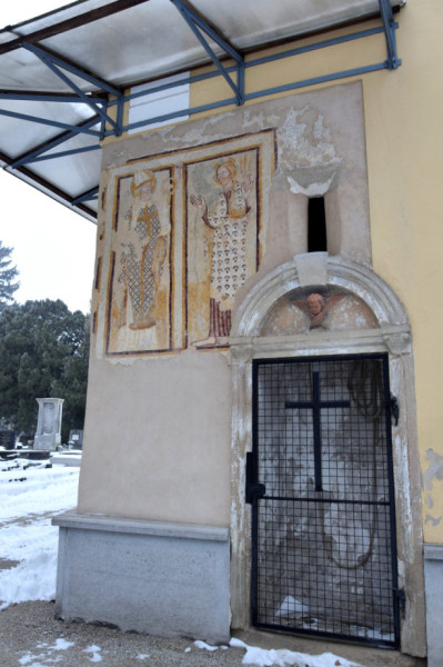 A szentély végfalában másodlagosan kialakított harangozófülke, felette középkori ablakkal, tőle balra a fennmaradt restaurált középkori falképekkel (Fotó: Simon Anna, 2026)