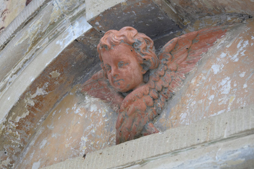 Puttó-fej a keleti toronyhomlokzat fülkekeretében (Fotó: Simon Anna, 2026)