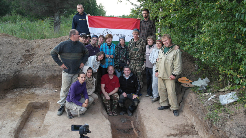 A Pázmány régészei és hallgatói orosz kollégáikkal az Urál-vidéki bajanovói temető feltárásán (fotó: Türk Attila)
