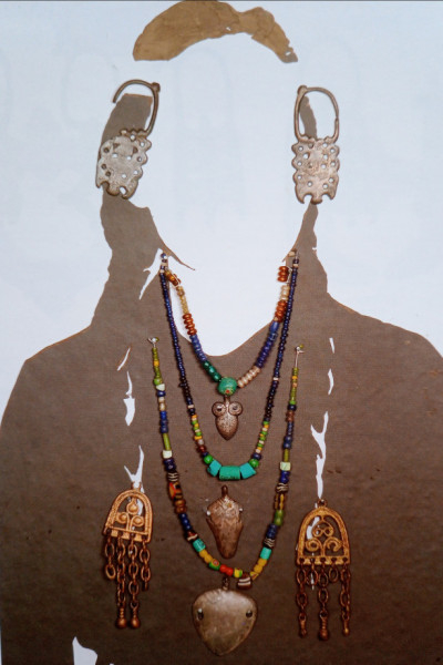 9–10. századi uráli női viselet rekonstrukciója (Ufa, Néprajzi és Történeti Múzeum, fotó: Türk Attila)