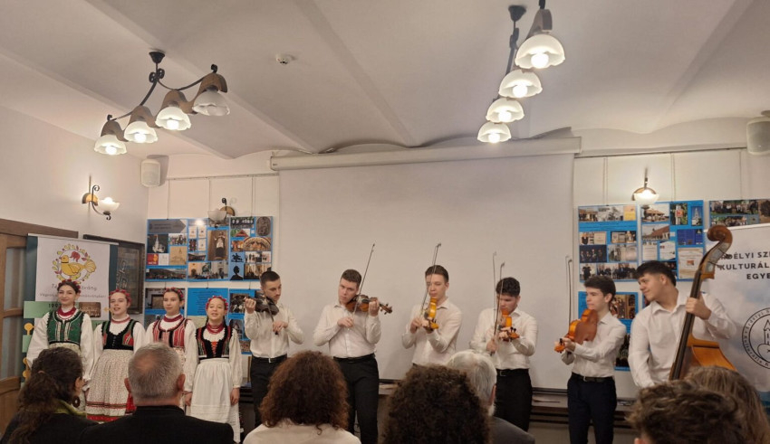 A Téka népzeneiskolájának növendékei