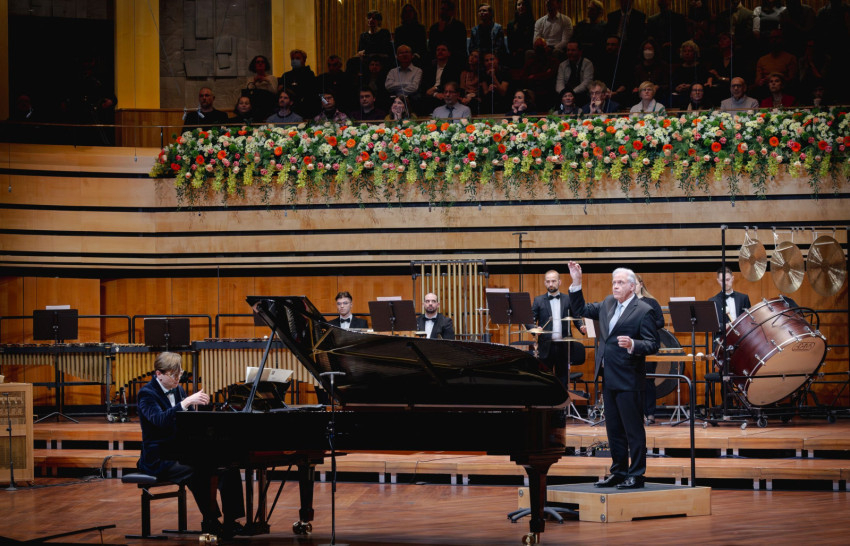 Víkingur Ólafsson és Markus Stenz a ...Tuasi una fantasia... előadása közben