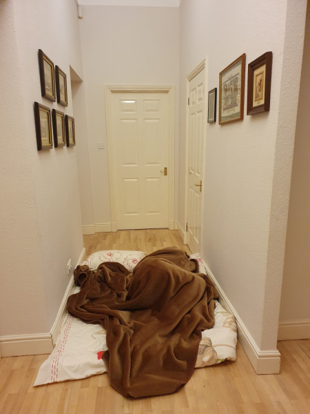 Légiriadó idején az ablaktalan előszobában alszanak