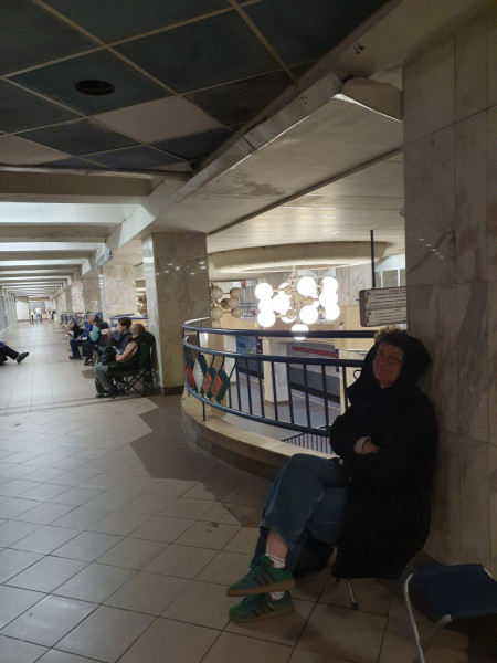 Légiriadó idején a metróban