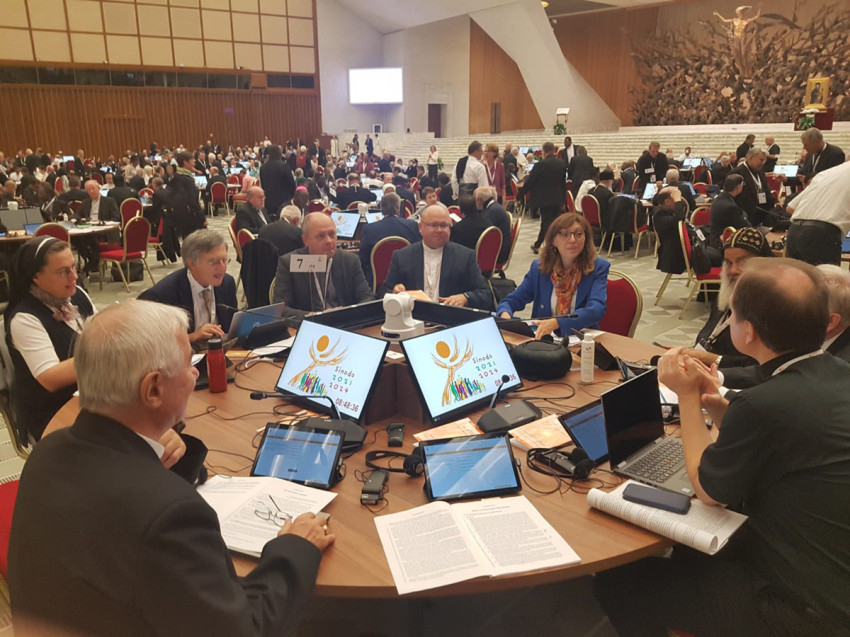 Pál József Csaba (bal oldalon, háttal) a szinóduson