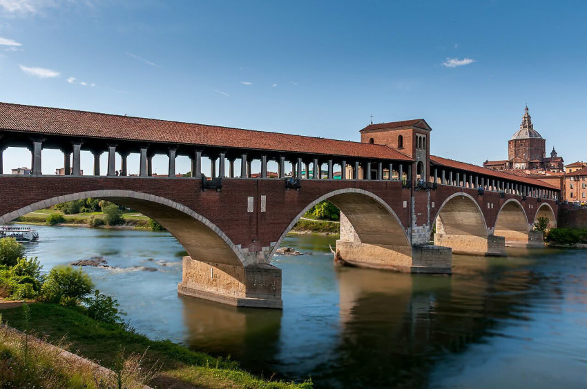 Pavia városa a Ticino folyóval, közepén egy Szűzanya kápolnával, háttérben a Dómmal
