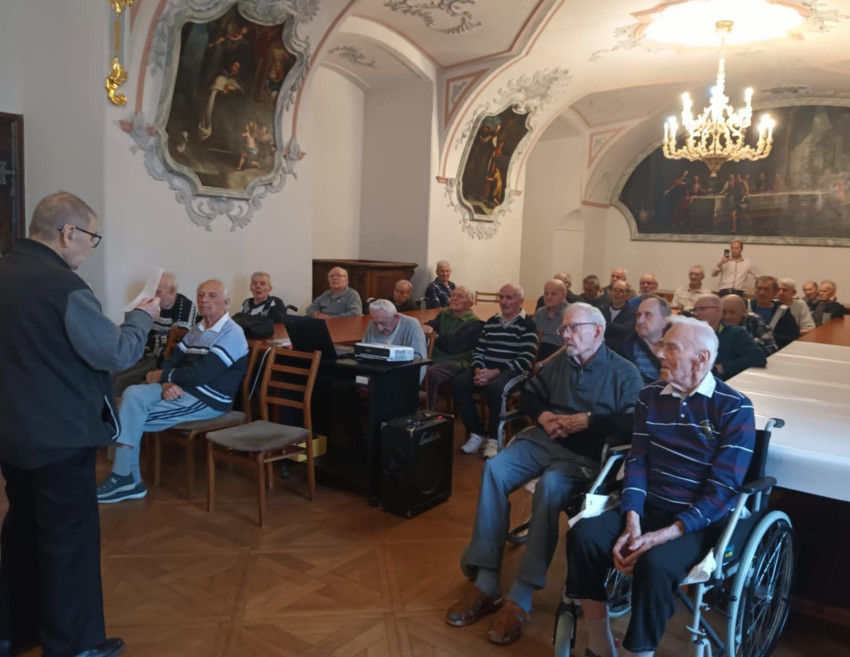 Suló Lajos atya előadása a pápaválasztás folyamatáról és Szent II. János Pál pápa jelentőségéről és tevékenységéről az Országos Papi Otthon refektóriumában 2025 februárjában