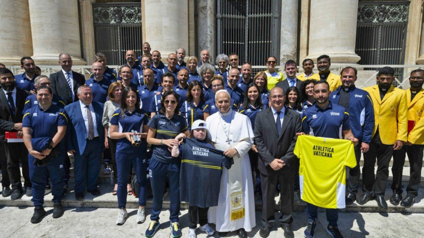 Leó pápa és az Athletica Vaticana sportolói