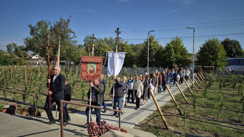 A dunakeszi zarándokok kereszttel és zászlókkal érkeznek a kelebiai templomhoz