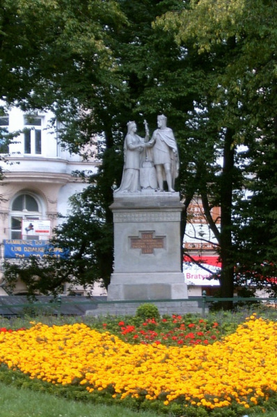 Hedvig és Jagelló szobra Krakkóban