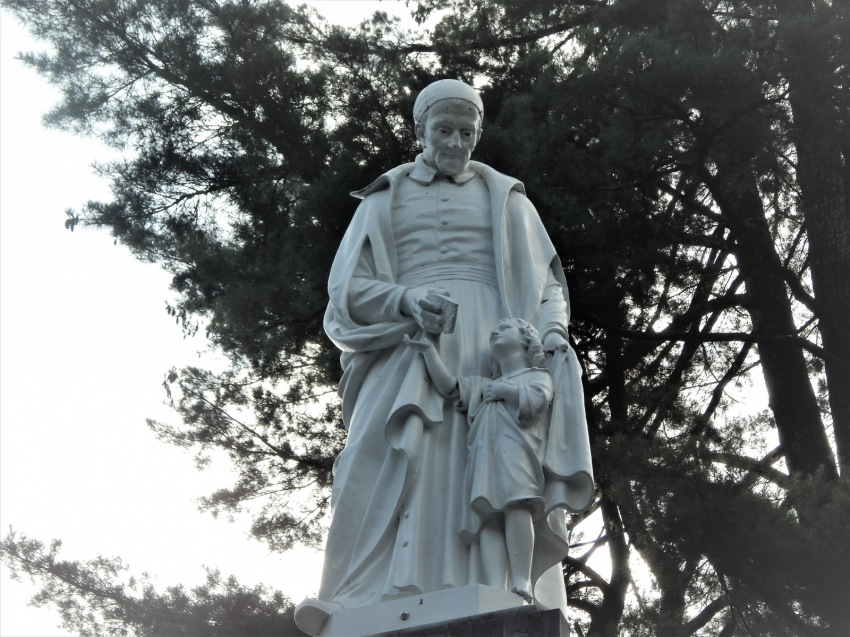 Páli Szent Vince szobra a lourdes-i bazilika előtt