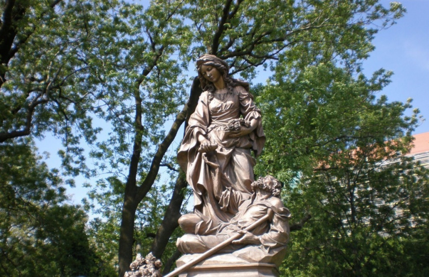 Árpád-házi Szent Erzsébet szobra a pozsonyi vár udvarán