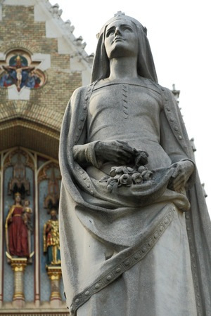 Szent Erzsébet szobra a budapesti Rózsák terén