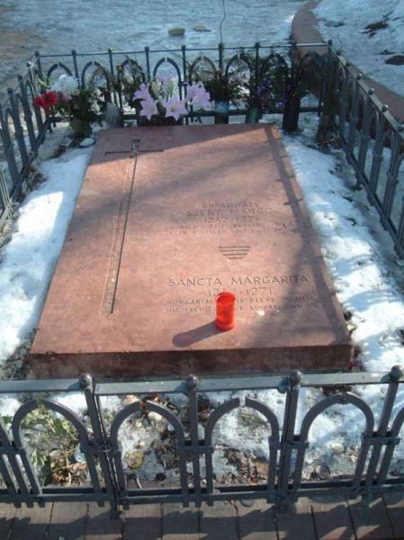 Szent Margit szimbolikus síremléke a Margit-szigeten