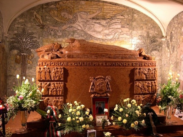 Apor Vilmos szarkofágja a győri bazilika Héderváry-kápolnájában