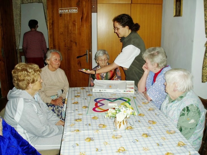 az idősek mellett