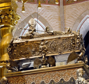 Szent Adalbert-szarkofágja a gnieznói székesegyház főoltárán
