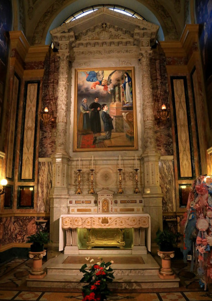 A torinói Segítő Szűz Mária-bazilika oltára, amely alatt a szent relikviái találhatók.