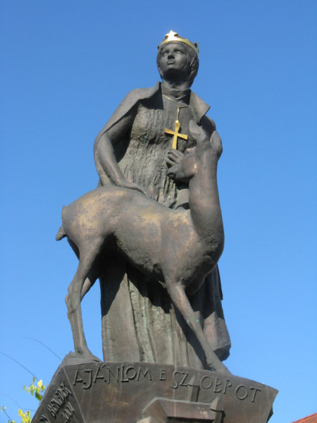 Boldog Gizella királyné szobra Móron – Nagy Benedek alkotása