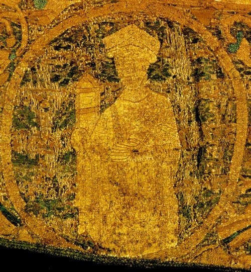 Gizella a koronázási paláston, kezében a székesfehérvári királyi bazilika modellje