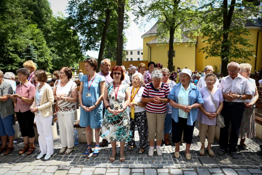 csákvár idősek otthona magyarul