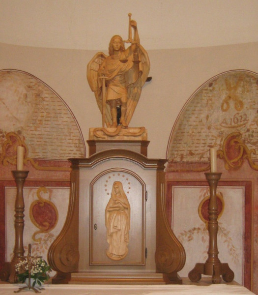 A főangyal szobra a vonyarcvashegyi Szent Mihály-kápolna oltárán