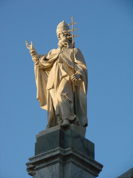 A szent pápa szobra a pisai Szent Szilveszter-templom homlokzatán, Giovanni Antonio Cybei alkotása (18. sz.)