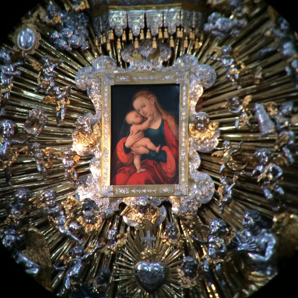 Lucas Cranach: Mindenkor Segítő Szűz Mária (Innsbruck, Szent Jakab-templom)