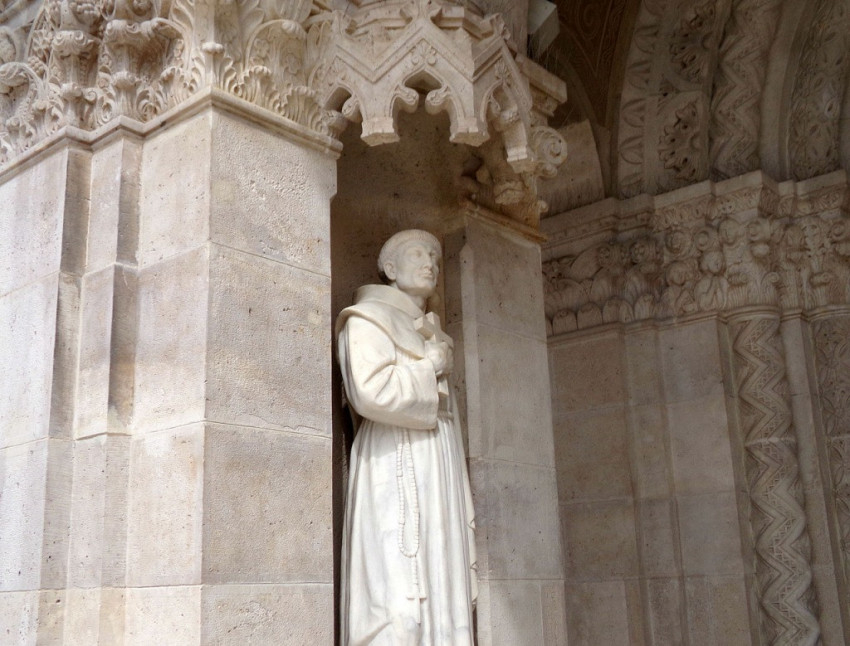 Kapisztrán János szobra a szegedi dóm kapujánál