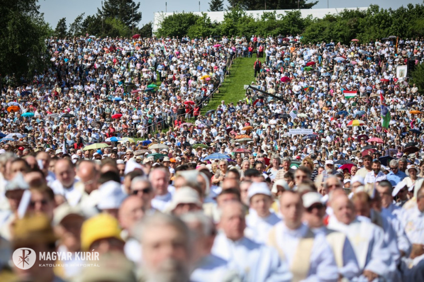 Folragyog A Feny Boldogga Avattak Brenner Janost Magyar Kurir Katolikus Hirportal