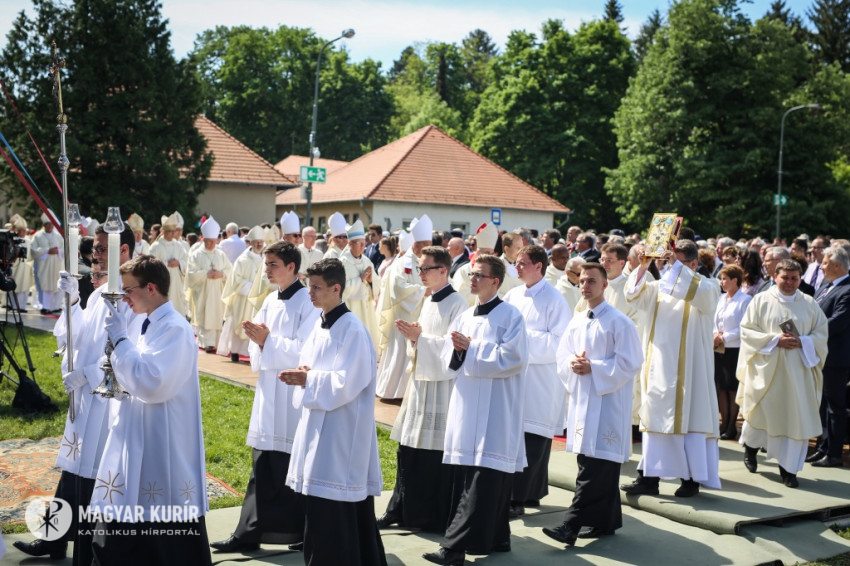 Folragyog A Feny Boldogga Avattak Brenner Janost Magyar Kurir Katolikus Hirportal