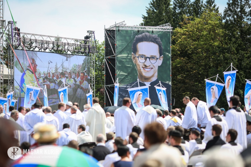Folragyog A Feny Boldogga Avattak Brenner Janost Magyar Kurir Katolikus Hirportal