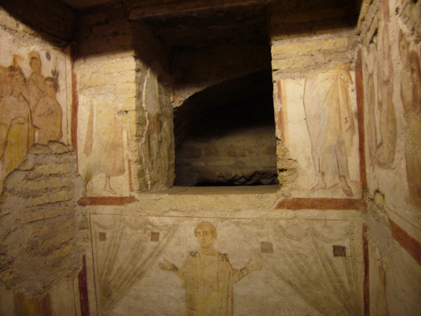 Pammachiust ábrázoló freskó (lent) a római Szent János és Pál vértanúk-bazilikában