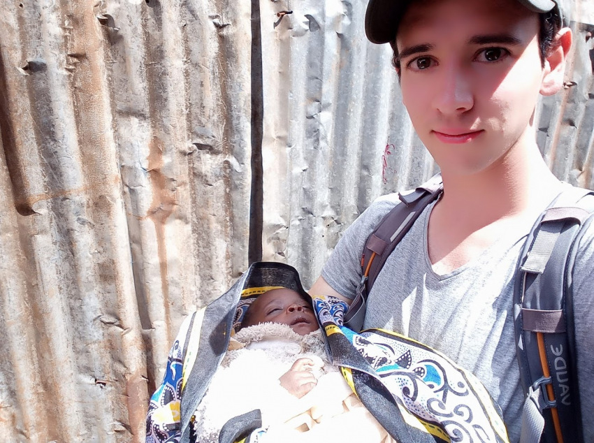 Atanáz testvér egy kisbabával a nyomornegyedben
