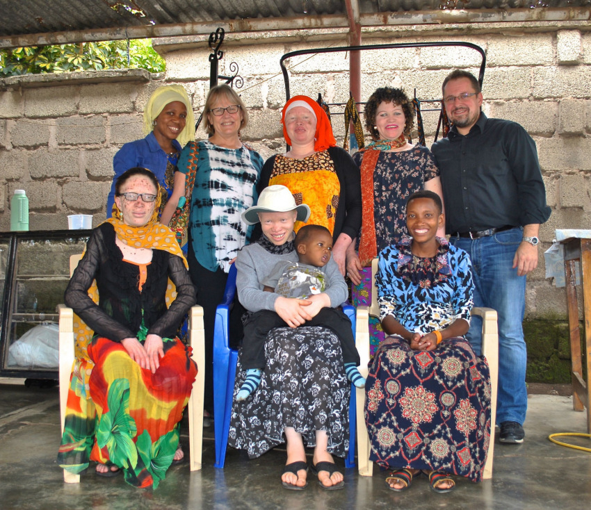 Arushában, az Albino Peacemakers közösség tagjaival
