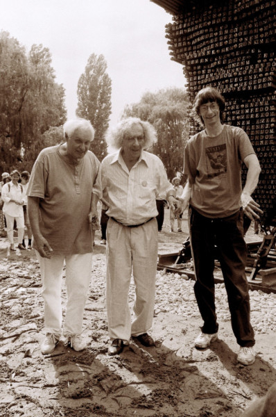 Jancsó Miklós és Faludy Görgy a József Attila-emlékmű alkotójával, Ortutay Tamással