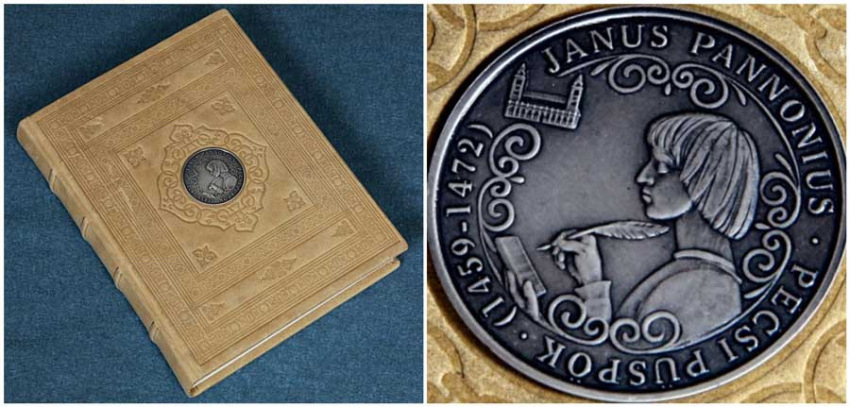 A 2008-as Janus Pannonius-fakszimile és a díszítő emlékérem másolata a kötet első kötéstábláján