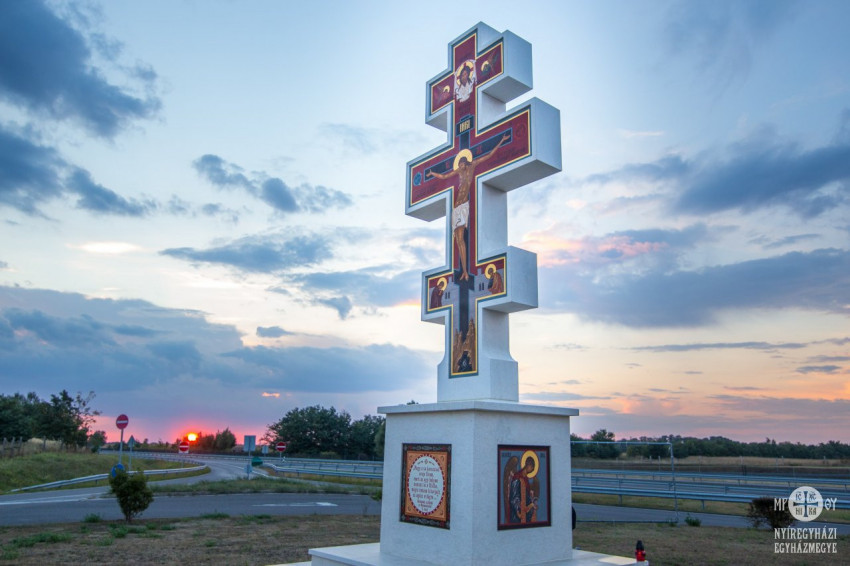 Ένας ελληνοκαθολικός σταυρός έχει ανεγερθεί στο τμήμα του αυτοκινητόδρομου Μ3 προς την ουγγρική αλληλογραφία Nyíregyháza